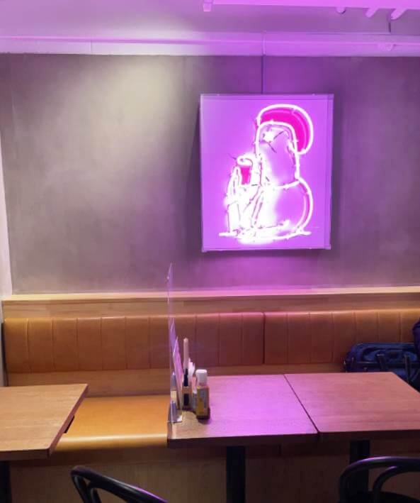 ライトアップされたキッサカバのブランドキャラクターMossy