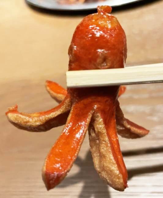 箸でつかんだタコサンウインナー